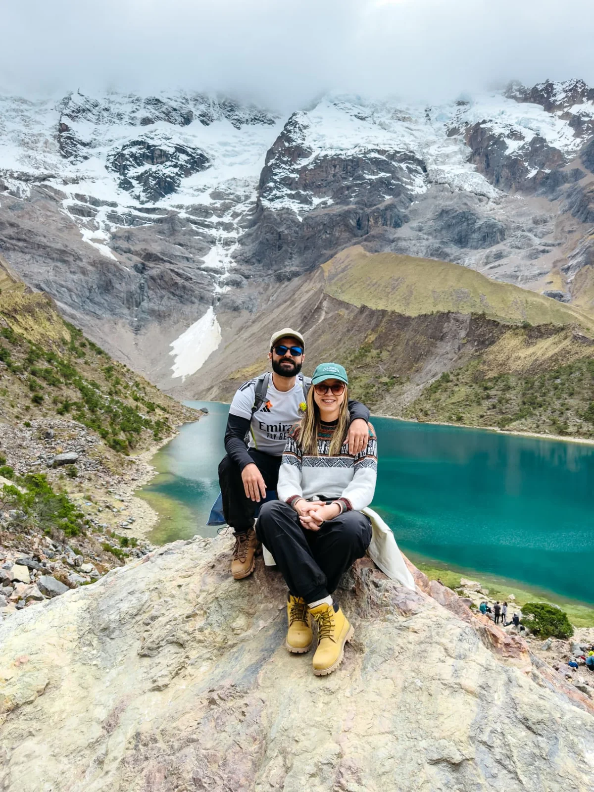 Ari e Diego diante da Laguna Humantay, no Peru